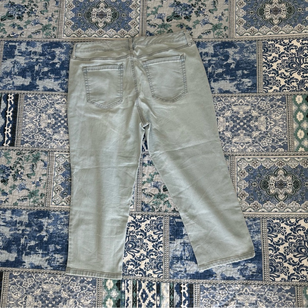 Charter Club Bristol Capri Size 14P Tummy Control Blue Denim - Picture 2 of 9